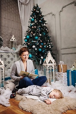 포토 JPG 해외이미지 나무 백인 전통 라이프스타일 여자 행복 아들 어린이 크리스마스 2 겨울 엄마 휴가 새해 바닥 주택 함께함 실내 피곤 사람 앉기 소년 내부 두명 장식 책 독서 아기 잠 작음 거짓말 걸음마 해외202004 해외포토 서양인 식물 계절 기념일 남자 감정 컨셉 가족 모션 건물 생활 크기 파일형식 이미지허브