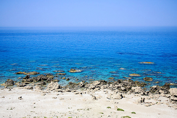 포토 JPG 해외이미지 유럽 바다 여행 백그라운드 자연 하늘 풍경 경사 사람없음 파란색 햇빛 태양 맑음 바위 그리스 휴양지 암초 석회암 터키석 수평선 해외202004 해외포토 자연요소 나라 컬러 날씨 장소 암석 돌_바위 보석 생태계 파일형식 이미지허브