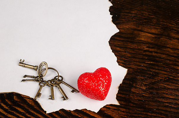 포토 JPG 해외이미지 종이 컨셉 열쇠 휴가 발렌타인데이 사랑 사람없음 장식 가로 축제 하트 축하 메시지 편지 양피지 정물화 카피스페이스 해외202004 해외포토 모양 감정 데이이벤트 공백 그림 파일형식 이미지허브