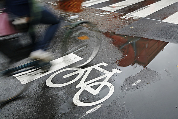 포토 JPG 해외이미지 라이프스타일 여자 길 교통시설 모션 날씨 거리 건강 덴마크 사람 사람없음 자전거 젖음 도시 승차 속도 순환 라이더 바이킹 스칸디나비아 진짜 해외202004 해외포토 교통 북유럽 생활 바이크 시설 파일형식 이미지허브