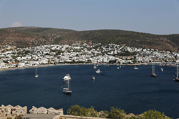 포토 JPG 해외이미지 바다 요트 건축양식 주택 사람없음 파란색 도시풍경 항구 만 보트 언덕 포트 해외202004 해외포토 건축 컬러 배_교통 교통시설 풍경 건물 도시 파일형식 이미지허브