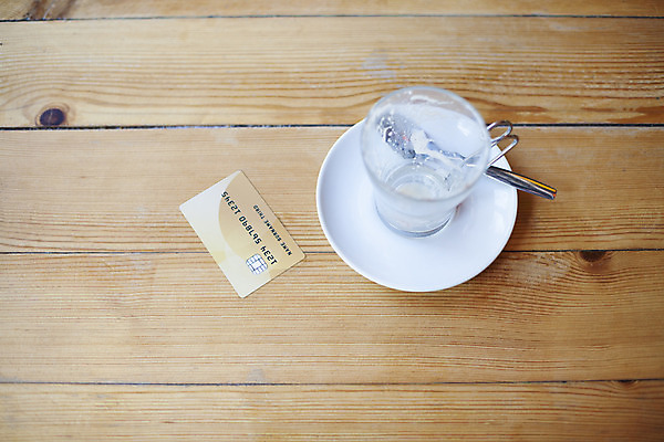 포토 JPG 해외이미지 손 커피 음료 돈 유리 탁자 아침 손잡이 사람없음 목재 컵 금융 갈색 식당 거품 카페 머그컵 흰색 바 신용카드 아침식사 플라스틱 크리스탈 먹기 카푸치노 에스프레소 계산서 카페인 카피스페이스 해외202004 해외포토 주간 나무 식기 컬러 가구 재료 모션 재질 신체부위 경제 상점 식사 공백 재산 광석 파일형식 이미지허브