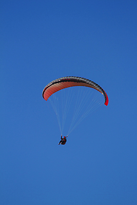 포토 JPG 해외이미지 주간 전신 남자 하늘 한명 사람 성인 야외 비행 낙하산 패러글라이딩 글라이더 성인남자한명만 해외202004 해외포토 자연요소 1 스포츠 남자한명만 성인남자만 파일형식 이미지허브
