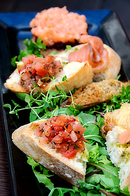 포토 JPG 해외이미지 접시 음식 빵 조각 결혼 백그라운드 토마토 채소 과일 부분 탁자 조개 샌드위치 건강 육류 어류 사람없음 목재 장식 초록색 파티 식당 식사 저녁식사 샐러드 흰색 신선 아침식사 상추 먹기 해산물 오브젝트 서비스 준비 날것 연어 훈제 점심식사 뷔페 해외202004 해외포토 나무 식기 컬러 가구 식재료 재료 모션 어패류 이벤트 상점 수중동물 파일형식 이미지허브