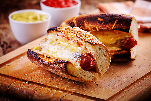 포토 JPG 해외이미지 빵 치즈 실내 사람없음 아웃포커스 두개 소시지 케첩 머스터드 핫도그 나무도마 해외202004 해외포토 음식 2 유제품 도마 패스트푸드 촬영기법 내부 목재 소스_음식 가공식품 파일형식 이미지허브