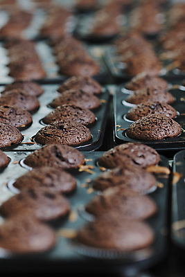 포토 JPG 해외이미지 실내 사람없음 아웃포커스 소프트포커스 머핀 머핀틀 초콜릿머핀 해외202004 해외포토 빵 촬영기법 내부 파일형식 이미지허브