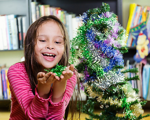 포토 JPG 해외이미지 나무 백인 여자 행복 어린이 크리스마스장식 크리스마스 공 가족 휴가 주택 사랑 한명 사람 장식 컬러풀 중국 장식볼 축하 12월 다민족 혼혈 해외202004 해외포토 서양인 식물 1 기념일 감정 아시아 컬러 컨셉 관계 건물 날짜 다문화 파일형식 이미지허브
