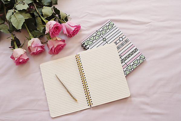 포토 JPG 해외이미지 디자인 여자 꽃 분홍색 꽃다발 결혼 백그라운드 컨셉 비즈니스 주택 직장 발렌타인데이 사람없음 장식 사무실 장미 유행 우주 공책 공백 침실 침대 업무 신용카드 작업실 황금 플랫 정상 주식 위치 시트 블로거 프리랜서 목업 스타일 방식 해외202004 해외포토 식물 직업 컬러 가구 회사 데이이벤트 문구용품 사람 이벤트 건물 금융 작업 파일형식 이미지허브