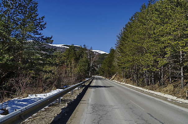 포토 JPG 해외이미지 나무 구름 계절 도로 여행 백그라운드 낙엽 겨울 자연 하늘 날씨 새로움 산 건조 파노라마 그림자 풍경 사람없음 목재 초록색 파란색 햇빛 갈색 계곡 냉동 추위 흰색 나뭇가지 소나무 숲 언덕 장면 불가리아 옛날 해외202004 해외포토 자연요소 식물 길 컬러 컨셉 잎 재료 교통시설 촬영기법 태양 생태계 파일형식 남유럽 이미지허브