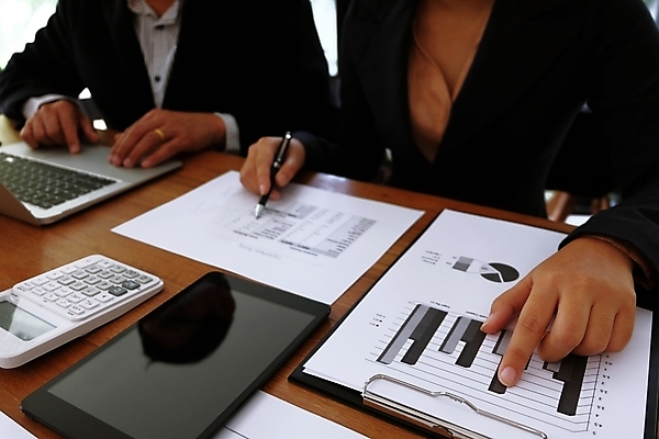 포토 JPG 해외이미지 직업 남자 백그라운드 컨셉 인터넷 회사 비즈니스 성공 그래프 선물 사람 사람없음 금융 노트북 컴퓨터 사무실 알약 펜 자료 업무 비즈니스맨 그룹 시장 결과 토론 분석 보고서 상담 경영자 문서 창업 보여주기 회계 경영 마케팅 투자자 프로젝트 해외202004 해외포토 모션 경제 전자제품 필기구 약 작업 직장인 리더 투자 자영업 파일형식 이미지허브