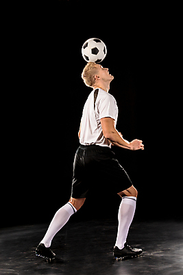 포토 JPG 해외이미지 라이프스타일 스포츠 포즈 공 건강 한명 사람 운동복 운동 축구 에너지 집중 운동가 해외202004 해외포토 1 옷 컨셉 생활 구기 파일형식 이미지허브