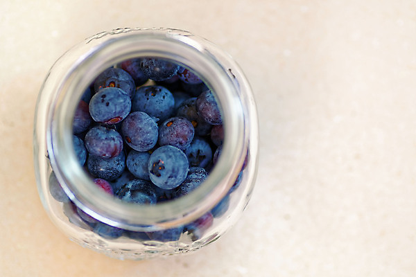 포토 JPG 해외이미지 열매 음식 백그라운드 다이어트 과일 재료 자연 유리 아침 디저트 건강 사람없음 파란색 보라색 식사 신선 항아리 달콤 맛 아침식사 먹기 유기농 블루베리 날것 고립 핸드메이드 해외202004 해외포토 주간 식물 웰빙 컬러 컨셉 모션 재질 도자기 생태계 파일형식 이미지허브