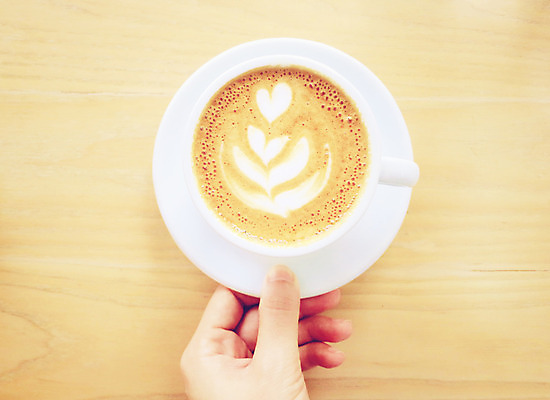 포토 JPG 해외이미지 접시 손 커피 음료 음식 탁자 아침 미술 사람없음 목재 컵 갈색 식당 초콜릿 거품 카페 우유 머그컵 수확 흰색 신선 잡기 바 뜨거움 맛 아침식사 컵받침 크림 복고 아로마 바리스타 카푸치노 에스프레소 중독 단절 라떼 모카 소셜네트워크 카페인 파스텔톤 필터 해외202004 해외포토 주간 나무 직업 식기 컬러 가구 컨셉 농업 재료 모션 문화예술 디저트 유제품 신체부위 상점 식사 받침대 파일형식 이미지허브