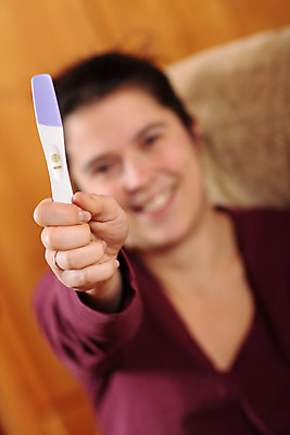 포토 JPG 해외이미지 백인 라이프스타일 여자 행복 가족 엄마 미래 새로움 실내 건강 한명 미소 사람 성인 부모 소파 임신 기쁨 결과 예측 긍정 태아 리빙 해외202004 해외포토 서양인 1 감정 컨셉 의자 관계 표정 내부 생활 파일형식 이미지허브