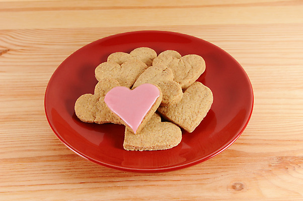 포토 JPG 해외이미지 접시 음식 분홍색 탁자 휴가 디저트 발렌타인데이 사랑 사람없음 목재 빨간색 쌓기 쿠키 얼음 하트 대접 소나무 달콤 굽기 심볼 오브젝트 흙더미 반투명 식용 핸드메이드 프로스팅 해외202004 해외포토 자연요소 모양 나무 식기 감정 컬러 가구 재료 모션 데이이벤트 흙 맛 구이 제빵 파일형식 더미 이미지허브