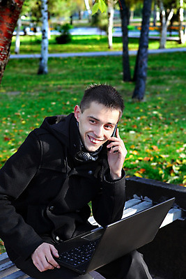 포토 JPG 해외이미지 나무 백인 공원 남자 행복 잎 인터넷 벤치 자연 모바일 한명 미소 앉기 성인 야외 노트북 스마트폰 컴퓨터 갈색 공책 활발 기쁨 코트 가을 잡기 업무 휴대용 전화기 싱글 부름 셀룰러 해외202004 해외포토 서양인 식물 1 계절 공공시설 감정 컬러 컨셉 의자 모션 문구용품 표정 사람 전자제품 핸드폰 스마트기기 외투 작업 오브젝트 생태계 파일형식 이미지허브