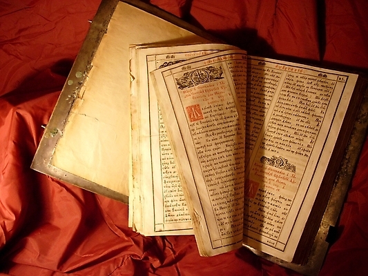 포토 JPG 해외이미지 디자인 종교 백그라운드 패턴 사람없음 장식 책 빨간색 빛 믿음 금속 성경 골동품 덮개 신용카드 성자 실크 철 복고 촛대 신성 청동 목각 신앙심 옛날 원고 정물화 해외202004 해외포토 감정 컬러 무늬 종교용품 재질 금융 뚜껑 직물 그림 파일형식 이미지허브