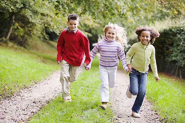 포토 JPG 해외이미지 주간 전신 백인 응시 공원 여자 남자 행복 길 어린이 놀이 건강 소년 야외 10대 가로 세명 친구 달리기 자유 시골 즐거움 해외202004 해외포토 자연요소 서양인 시선 공공시설 감정 컨셉 관계 모션 청소년 사람 파일형식 이미지허브