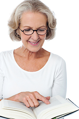 포토 JPG 해외이미지 백인 여자 행복 안경 여유 포즈 표시 한명 취미 책 독서 흰색 가리킴 집중 읽기 문학 보여주기 고립 해외202004 해외포토 서양인 1 잡화 감정 컬러 컨셉 모션 사람 손짓 파일형식 이미지허브