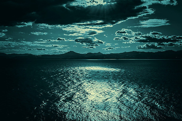 포토 JPG 해외이미지 구름 유럽 바다 여행 자연 하늘 산 흑백 파노라마 풍경 해변 사람없음 야외 초록색 물 햇빛 맑음 어둠 시골 만 지중해 그리스 언덕 암초 그리스인 내추럴 수평선 해외202004 해외포토 자연요소 서양인 나라 컬러 날씨 촬영기법 태양 생태계 파일형식 이미지허브