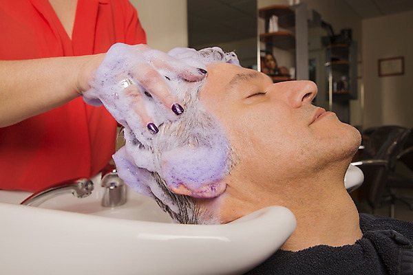 포토 JPG 해외이미지 백인 직업 헤어스타일 손 여자 행복 얼굴 2 휴식 실내 사람 성인 두명 치료 물 머리 유행 상점 거품 회색 젖음 마사지 우아함 씻기 빨래 미용사 고객 서비스 싱크대 샴푸 돌봄 스타일리스트 스타일 해외202004 해외포토 자연요소 서양인 감정 컬러 컨셉 가사 의학 모션 내부 신체부위 위생용품 청결 개수대 파일형식 이미지허브