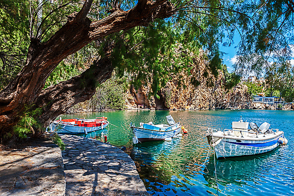 포토 JPG 해외이미지 전통 유럽 호수 바다 하늘 휴가 풍경 사람없음 물 여름 파란색 항구 도시 만 보트 지중해 정박 그리스 함선 장면 타운 그리스인 해외202004 해외포토 자연요소 서양인 계절 나라 컬러 배_교통 교통시설 파일형식 이미지허브