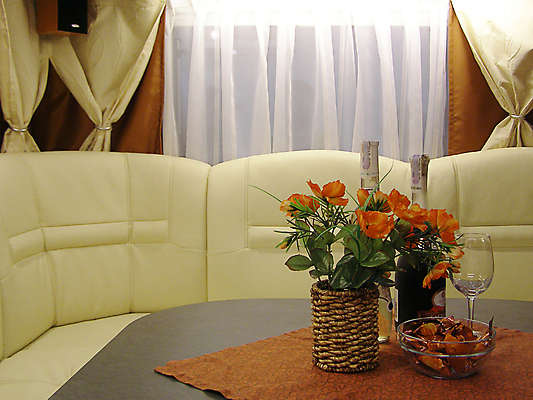 포토 JPG 해외이미지 디자인 꽃다발 창문 유리 조명 사람없음 내부 소파 방 냅킨 편리함 시각장애인 안락 해외202004 해외포토 꽃 컨셉 의자 재질 장애인 파일형식 이미지허브