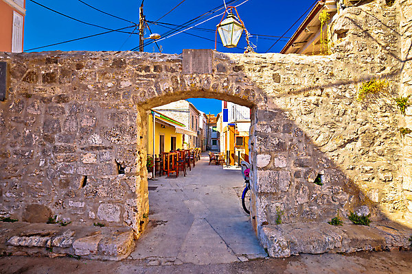 포토 JPG 해외이미지 전통 유럽 문화 도로 길 벽 섬 여행 건축양식 거리 주택 사람없음 건물 세로 여행객 걷기 마을 탑 바위 도시 보행자 중세 역사 보행로 지중해 아치 대문 정사각형 좁은 장면 타운 크로아티아 천연기념물 달마시안 로마인 옛날 해외202004 해외포토 도형 건축물 건축 나라 바다 교통시설 모션 사람 인종 문 돌_바위 개 파일형식 이미지허브