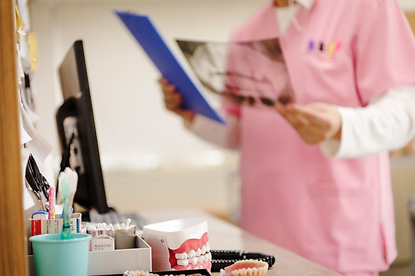 포토 JPG 남자 중년 50대 의학 엑스레이 실내 치과 한명 서기 들기 상반신 앞모습 한국인 치과의사 치아모형 서류판 중년남자한명만 국내포토 1 뷰포인트 모션 병원 사람 동양인 성인 내부 사무용품 의사 치아 남자한명만 중년남자만 파일형식