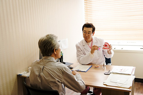 포토 JPG 노년 남자 중년 50대 의학 실내 치과 설명 앉기 상반신 두명 앞모습 뒷모습 한국인 60대 상담 치과의사 치아모형 치과진료 진료실 남자만 국내포토 뷰포인트 모션 병원 사람 동양인 성인 내부 진료 의사 치아 파일형식