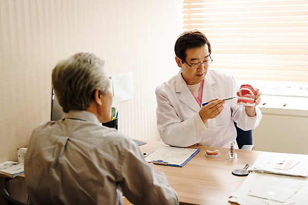 포토 JPG 노년 남자 중년 50대 의학 실내 치과 설명 앉기 상반신 두명 앞모습 뒷모습 한국인 60대 상담 치과의사 치아모형 치과진료 진료실 남자만 국내포토 뷰포인트 모션 병원 사람 동양인 성인 내부 진료 의사 치아 파일형식