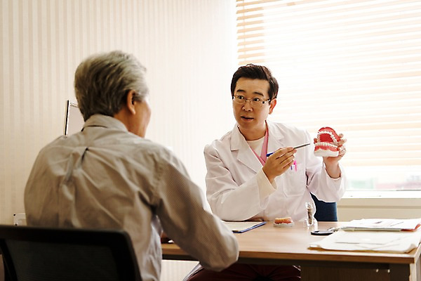 포토 JPG 노년 남자 중년 50대 의학 실내 치과 설명 앉기 상반신 두명 앞모습 뒷모습 한국인 60대 상담 치과의사 치아모형 치과진료 진료실 남자만 국내포토 뷰포인트 모션 병원 사람 동양인 성인 내부 진료 의사 치아 파일형식