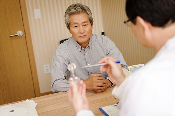 포토 JPG 노년 남자 중년 50대 의학 실내 치과 설명 앉기 상반신 두명 앞모습 뒷모습 한국인 60대 상담 치과의사 치아모형 치과진료 진료실 남자만 국내포토 뷰포인트 모션 병원 사람 동양인 성인 내부 진료 의사 치아 파일형식