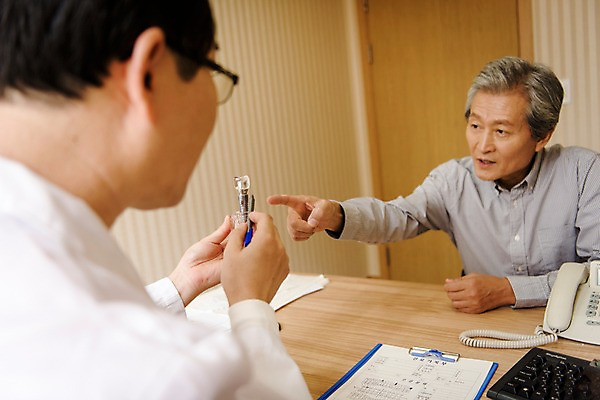 포토 JPG 노년 남자 중년 50대 의학 실내 치과 설명 앉기 상반신 두명 앞모습 뒷모습 한국인 60대 상담 치과의사 치아모형 치과진료 진료실 남자만 국내포토 뷰포인트 모션 병원 사람 동양인 성인 내부 진료 의사 치아 파일형식