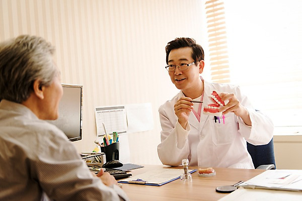 포토 JPG 노년 남자 중년 50대 의학 실내 치과 설명 앉기 상반신 두명 앞모습 뒷모습 한국인 60대 상담 치과의사 치아모형 치과진료 진료실 남자만 국내포토 뷰포인트 모션 병원 사람 동양인 성인 내부 진료 의사 치아 파일형식
