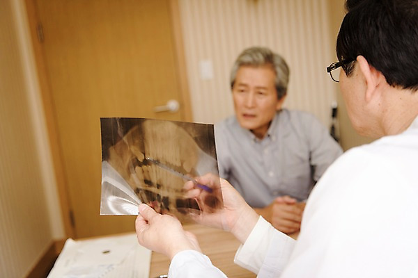 포토 JPG 노년 남자 중년 50대 의학 엑스레이 실내 치과 설명 앉기 상반신 두명 앞모습 뒷모습 한국인 60대 상담 치과의사 치과진료 진료실 남자만 국내포토 뷰포인트 모션 병원 사람 동양인 성인 내부 진료 의사 파일형식