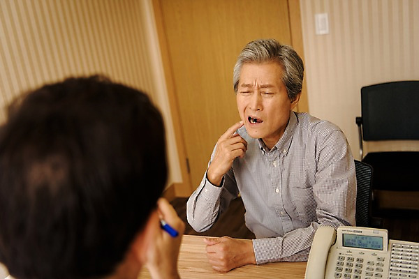 포토 JPG 노년 남자 중년 50대 의학 실내 치과 앉기 상반신 두명 앞모습 뒷모습 한국인 60대 상담 치과의사 치과진료 진료실 치통 남자만 국내포토 뷰포인트 모션 병원 사람 동양인 성인 내부 진료 의사 질병 파일형식