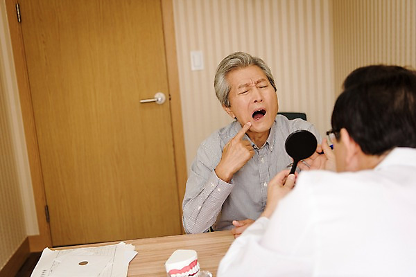 포토 JPG 노년 남자 중년 50대 의학 실내 치과 앉기 상반신 두명 앞모습 뒷모습 한국인 60대 상담 치과의사 치과진료 진료실 치통 남자만 국내포토 뷰포인트 모션 병원 사람 동양인 성인 내부 진료 의사 질병 파일형식