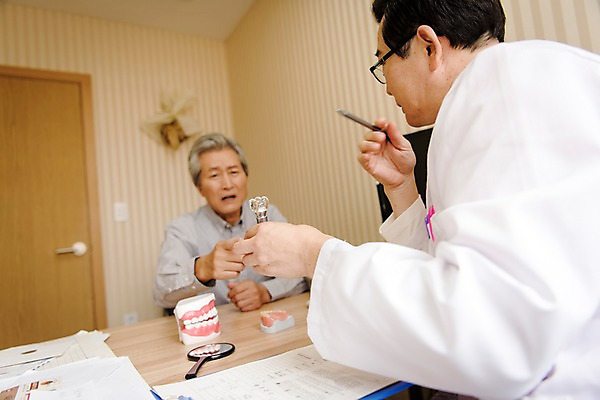 포토 JPG 노년 남자 중년 50대 의학 실내 치과 설명 앉기 상반신 두명 앞모습 뒷모습 한국인 60대 상담 치과의사 치아모형 치과진료 진료실 남자만 국내포토 뷰포인트 모션 병원 사람 동양인 성인 내부 진료 의사 치아 파일형식