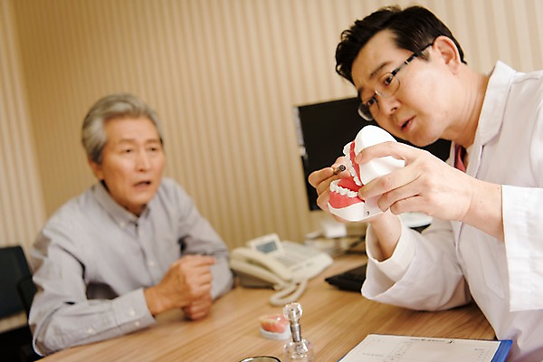 포토 JPG 노년 남자 중년 50대 의학 실내 치과 설명 앉기 상반신 두명 앞모습 한국인 60대 상담 치과의사 치아모형 치과진료 진료실 남자만 국내포토 뷰포인트 모션 병원 사람 동양인 성인 내부 진료 의사 치아 파일형식