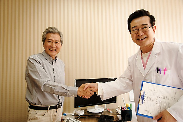 포토 JPG 노년 남자 중년 50대 의학 악수 실내 치과 서기 미소 상반신 두명 앞모습 한국인 60대 상담 치과의사 치과진료 서류판 진료실 남자만 국내포토 뷰포인트 모션 표정 병원 사람 동양인 손짓 성인 내부 사무용품 진료 의사 파일형식