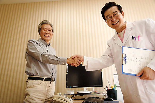 포토 JPG 노년 남자 중년 50대 의학 악수 실내 치과 서기 미소 상반신 두명 앞모습 한국인 60대 상담 치과의사 치과진료 서류판 진료실 남자만 국내포토 뷰포인트 모션 표정 병원 사람 동양인 손짓 성인 내부 사무용품 진료 의사 파일형식