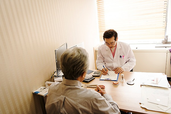 포토 JPG 노년 남자 중년 50대 의학 실내 치과 설명 앉기 상반신 두명 앞모습 뒷모습 한국인 60대 상담 치과의사 치과진료 진료실 남자만 국내포토 뷰포인트 모션 병원 사람 동양인 성인 내부 진료 의사 파일형식