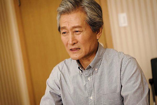 포토 JPG 노년 남자 의학 실내 치과 한명 앉기 상반신 앞모습 한국인 슬픔 60대 치과진료 진료실 노인만 노인남자한명만 국내포토 1 감정 뷰포인트 모션 병원 사람 동양인 성인 내부 진료 남자한명만 성인만 노인남자만 파일형식