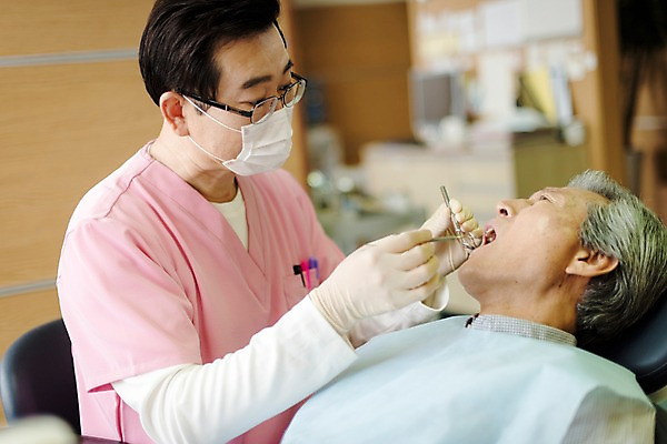 포토 JPG 노년 남자 중년 50대 의학 실내 치과 앉기 상반신 두명 앞모습 치료 눕기 한국인 60대 치과의사 치과용품 치과진료 진료실 치통 남자만 국내포토 뷰포인트 모션 병원 사람 동양인 성인 내부 진료 의사 의료용품 질병 파일형식 의료기기 인종 의료진 직업