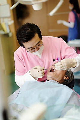 포토 JPG 노년 남자 중년 50대 의학 실내 치과 입벌림 앉기 상반신 두명 앞모습 치료 눕기 한국인 60대 치과의사 치과용품 치과진료 진료실 남자만 국내포토 뷰포인트 모션 표정 병원 사람 동양인 성인 내부 진료 의사 의료용품 파일형식