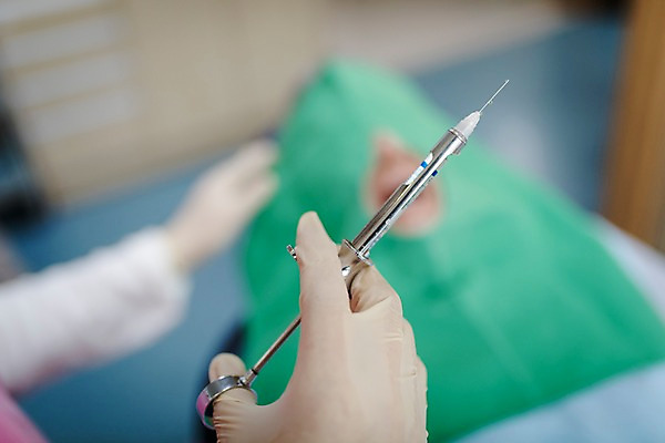 포토 JPG 노년 남자 중년 50대 의학 실내 치과 주사기 앉기 상반신 두명 신체부위 치료 눕기 60대 치과의사 치과진료 마취 남자만 국내포토 의료기기 모션 병원 사람 성인 내부 진료 의사 파일형식