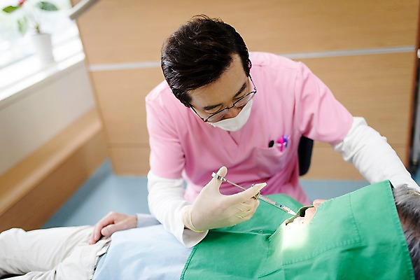 포토 JPG 노년 남자 중년 50대 의학 실내 치과 주사기 앉기 상반신 두명 앞모습 옆모습 치료 눕기 한국인 60대 치과의사 치과용품 치과진료 마취 진료실 남자만 국내포토 뷰포인트 의료기기 모션 병원 사람 동양인 성인 내부 진료 의사 의료용품 파일형식