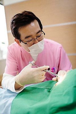 포토 JPG 노년 남자 중년 50대 의학 실내 치과 주사기 앉기 상반신 두명 앞모습 옆모습 치료 눕기 한국인 60대 치과의사 치과용품 치과진료 마취 진료실 남자만 국내포토 뷰포인트 의료기기 모션 병원 사람 동양인 성인 내부 진료 의사 의료용품 파일형식