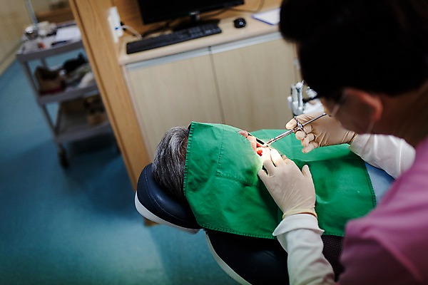 포토 JPG 노년 남자 중년 50대 의학 실내 치과 주사기 앉기 상반신 두명 앞모습 옆모습 치료 눕기 한국인 60대 치과의사 치과용품 치과진료 마취 진료실 남자만 국내포토 뷰포인트 의료기기 모션 병원 사람 동양인 성인 내부 진료 의사 의료용품 파일형식